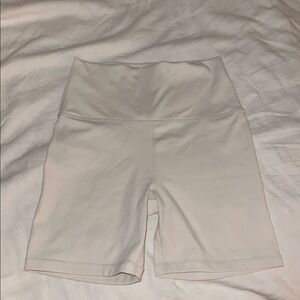 Set Active Ivory Biker Shorts